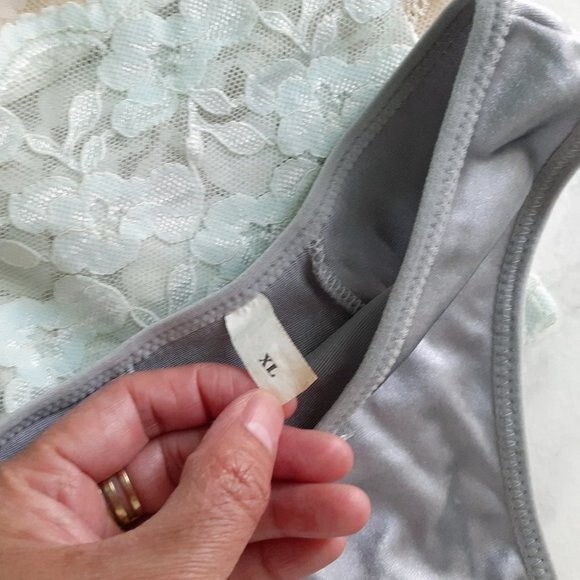 Lacey Undies & Thong - Picture 5 of 9